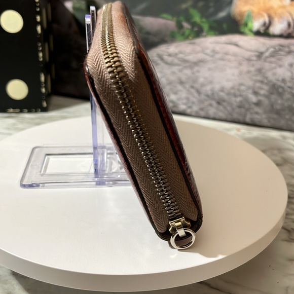 GUCCI PATENT LEATHER DEEP RED ZIP LONG WALLET. - Picture 5 of 17